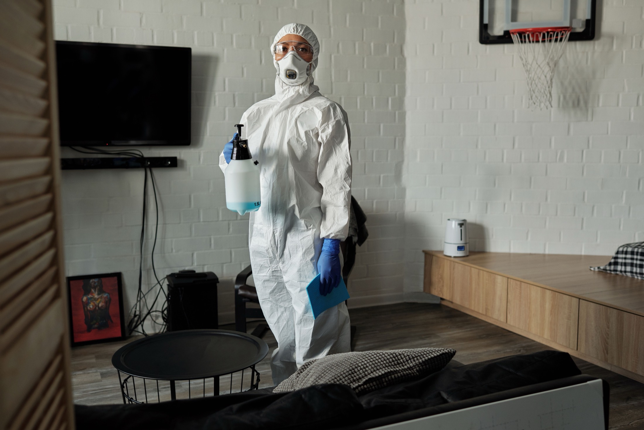 Echipament complet — Tehnician echipat, înainte de o dezinsecție într-un apartament